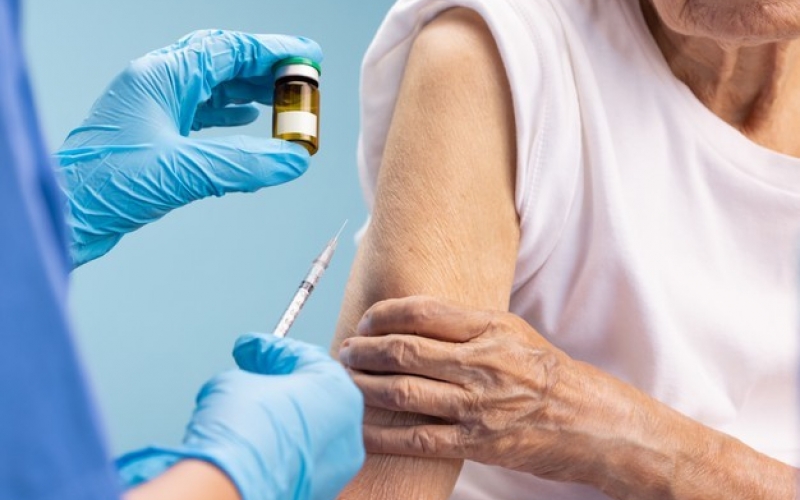 A Secretaria Municipal de Saúde segue realizando a imunização contra Covid-19 na cidade