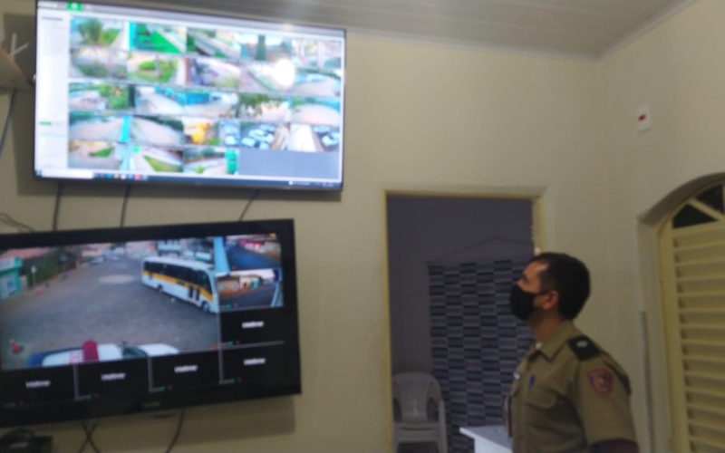 Imagens capturadas pelas câmeras de vigilância dos prédios públicos municipais são compartilhadas com a Polícia Militar 