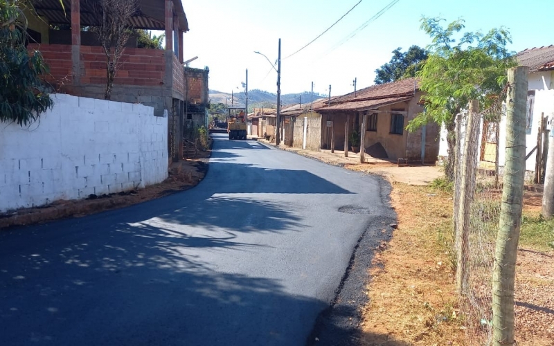 Secretaria de Obras e Infraestrutura dá início a obras de asfaltamento das ruas da Serra, no Córrego São Miguel.