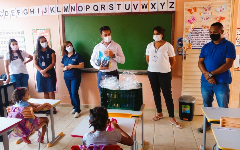 Alunos do CEMEI Dona Rita recebem kits escolares.