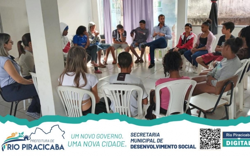 Prefeito Augusto Henrique participou de uma roda de conversa com o Grupo de Adolescentes do CRAS. 